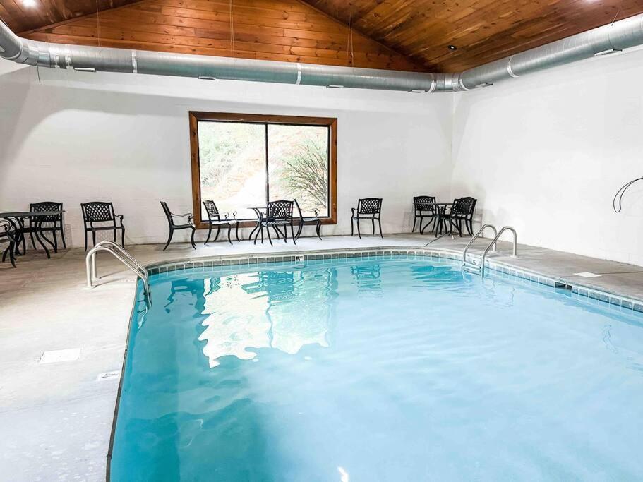 Indoor Heated Pool Hot Tub * Sevierville